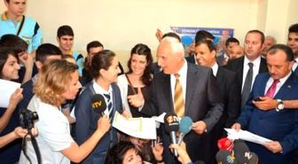 Vali Mutlu Öğrencilerin Karne Heyecanını Paylaştı