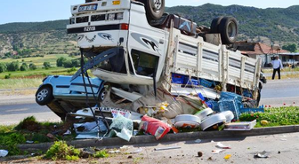 Burdur'da Otomobil ve Kamyonet Çarpıştı: 4 Yaralı
