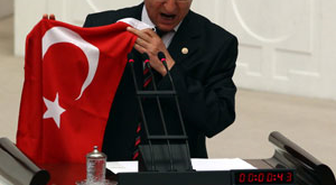 MHP'li Yeniçeri'den Milli Eğitim Politikalarına Türk Bayraklı Tepki