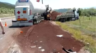 Oksijen Yüklü Tanker, Arızalanarak Yolda Duran Tır'a Çarptı