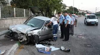 Otomobil Otobüs Durağına Girdi: 3 Yaralı