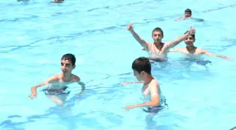 Silvan'da Çocuklar Park ve Havuzlara Akın Etti