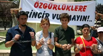 CHP'den Tutuklu Vekiller İçin Zincirli Protesto