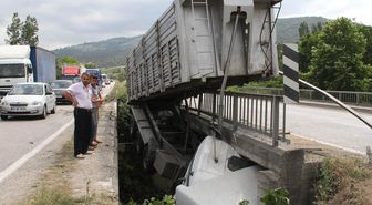 Tır İki Köprü Arasında Asılı Kaldı: 1 Yaralı