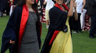 Diplomasını Kucağındaki Bebeği ile Aldı
