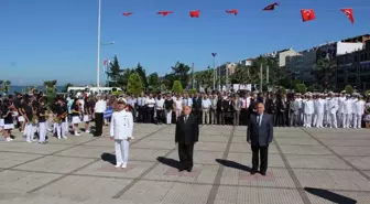 Albay Yalçın Enç Kore Gazisinin Elini Öptü