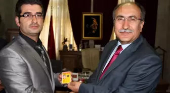 Nevşehir'de Sürekli Basın Kartı Taşımaya Hak Kazanan Gazetecilere Kartlarını Vali Savaş Verdi