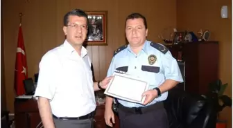 Hayrabolu Kaymakamı Orhan'ı Başarılı Polislere Başarı Belgesi