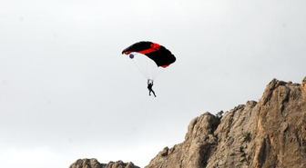 Karanlık Kanyon'da 'Base Jump' Nefes Kesti