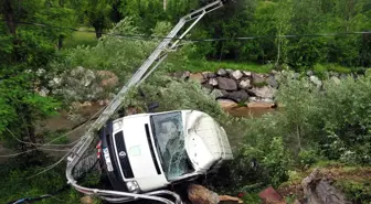 Servis Minibüsü Harşit Çayı'na Uçtu: 13 Yaralı