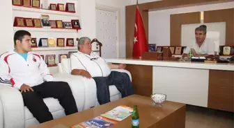 Güreşçilerden Başkan Tursun'a Ziyaret