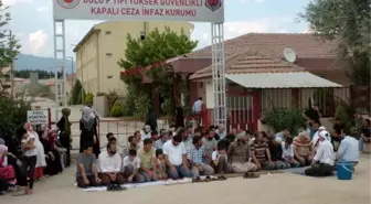 İbda-C Liderine Destek Olmak İçin Cezaevi Önünde Namaz Kıldılar