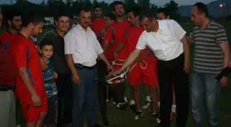 Saltukova'da Düzenlenen Boğa Ödüllü Futbol Turnuvasında Yeniköy Şampiyon Oldu