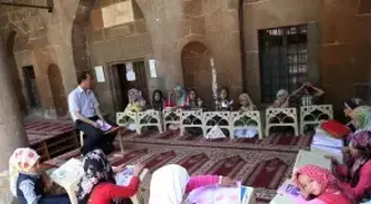 Binlerce Çocuk Kur'an'a Koşuyor