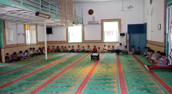 Kur'an Kursu Öğrencilerine Dondurma Dağıtıldı