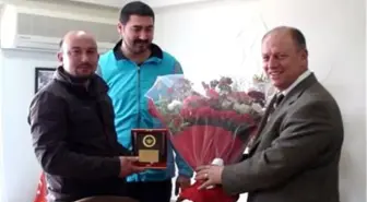 3. Lige Çıkan Gediz Muhipler Fatih Spor Voleybol Takımı Kaymakam Çorumluoğlu'nu Ziyaret Etti