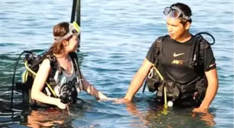 Deniz Dibinde Taşla 'Benimle Evlenir Misin' Yazdı