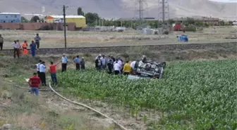 Niğde'de Yük Treni Otomobile Çarptı: 2 Yaralı