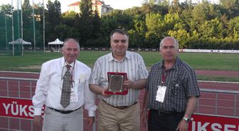 Atletizm Federasyonu'ndan Ulaş Belediyesine Plaket
