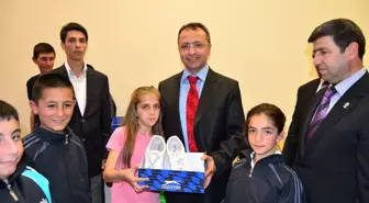 Kaymakam Çelik'ten Minik Atletlere Ayakkabı Yardımı