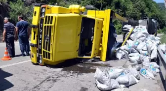 Devrilen Kamyondaki Kömür Torbaları Otomobilin Üzerine Düştü: 3 Yaralı