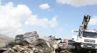 Tendürek Geçidi'nde Yolu Kesen Teröristler 11 Aracı Ateşe Verdi