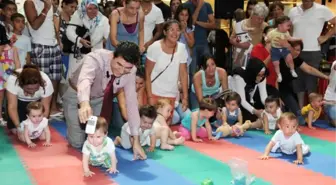 Anne ve Babalar Bebek Emekletmek İçin Yarıştı