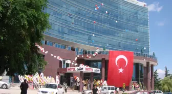 Protokol Otel Asansöründe Mahsur Kaldı