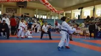 Minik Karateciler Madalyaları Topladı
