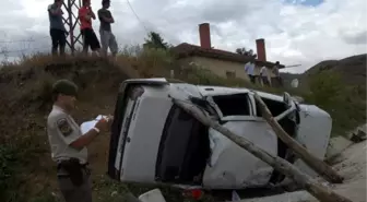 Ters Dönen Otomobili Ahşap Direklerle Doğrultarak Yaralıları Kurtardılar
