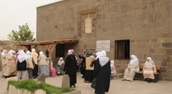 Abdaliye Medresesi'ne Ziyaretçi Akını