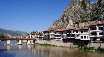 Yeşilırmak'ın Kıyısındaki Osmanlı Yalıları Göz Kamaştırıyor