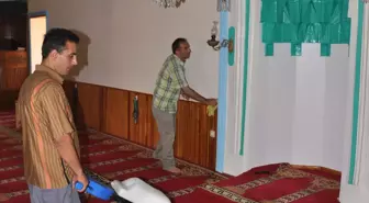 Foça'da Ramazan Ayı Öncesi Temizlik Çalışmaları Devam Ediyor