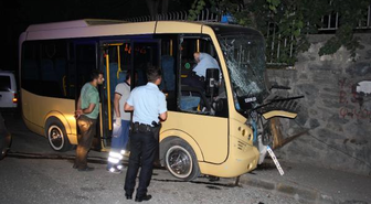 Minibüs Duvara Çarptı, 3 Kişi Yaralandı