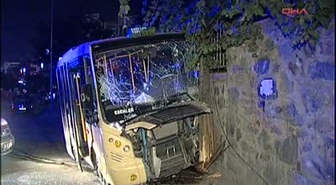 Minibüs Duvara Çarptı, 3 Kişi Yaralandı