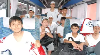 10 Çocuk Kıbrıs'a Uğurlandı