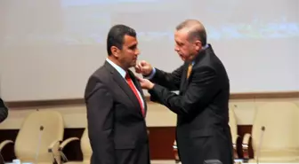 Payas Belediye Başkanı Bekir Altan'ın Parti Rozetini Başbakan Erdoğan Taktı