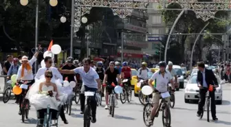 Bisiklet Üzerindeki Gelin ve Damada Bisikletli Düğün Konvoyu