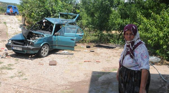 Kamyon Sıkıştırması Sonucu Evin Bahçesine Uçan Otomobildeki 1 Kişi Öldü, 6 Kişi Yaralandı