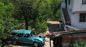 Otomobil Evin Bahçesine Uçtu 1 Ölü, 6 Yaralı