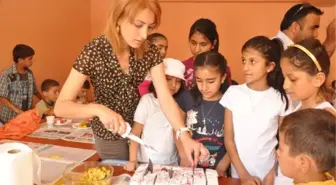 Resim Kursunda Öğrencilere Yaş Pasta İkramı