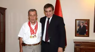 4 Ayrı Branşta Türkiye Birincisi Olan Orhan Çakır, Karabük Valisi İzzettin Küçük'ü Ziyaret Etti.