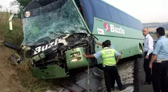 Yolcu Otobüsü Tır'a Arkadan Çarptı: 1 Ölü, 8 Yaralı