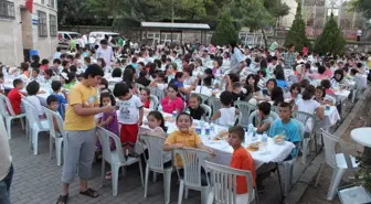 Bursalı Çocukların Camide İftar Keyfi