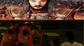 Çimlerin Üzerinde Ücretsiz Açıkhava Sineması Keyfi