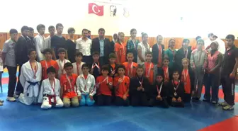 Erzurumlu Karateciler 7. Bölge Karate Seçmelerinde 95 Madalyanın 75'ini Alarak Rekor Kırdı