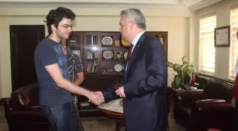 Vali Özcan'dan Başarılı Öğrencilere Altın