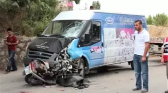 Motosiklet Karşı Yönden Gelen Minibüsle Çarpıştı: 1 Ölü, 1 Yaralı