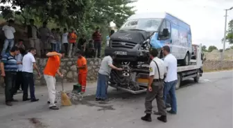 Motosiklet Minibüse Çarptı: 1 Ölü, 1 Yaralı