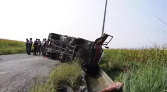 Tarım İşçilerini Taşıyan Kamyonet Sulama Kanalına Çarptı: 2 Ölü, 14 Kişi Yaralandı